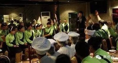 从洗菜工到店长 揭秘海底捞极致服务背后的“育人”体系